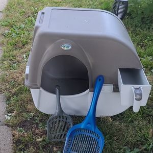 Self cleaning litter box